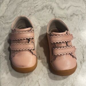 L’AMOUR Pink Scalloped Kids Shoes